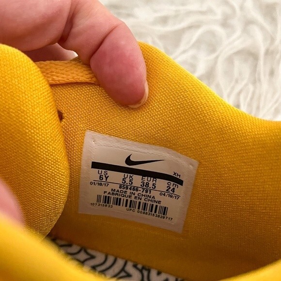 Nike Kyrie 3 GS "Mac and Cheese" Basketball Shoe | Size 6Y - Picture 8 of 10